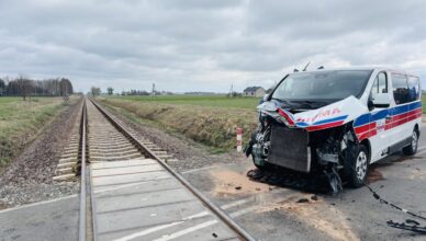 Ambulans wjechał pod szynobus. Dramatyczne chwile na przejeździe kolejowym