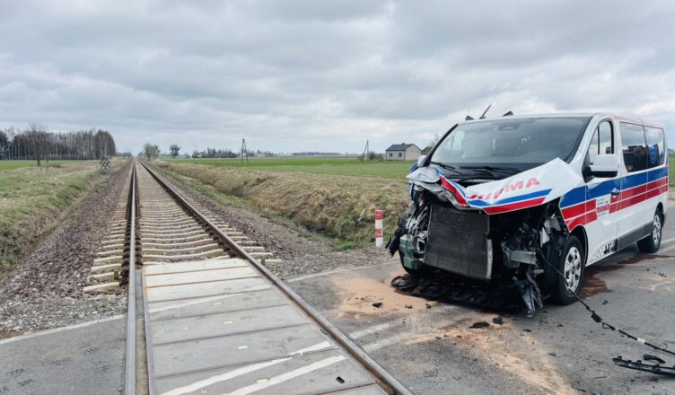 Ambulans wjechał pod szynobus. Dramatyczne chwile na przejeździe kolejowym