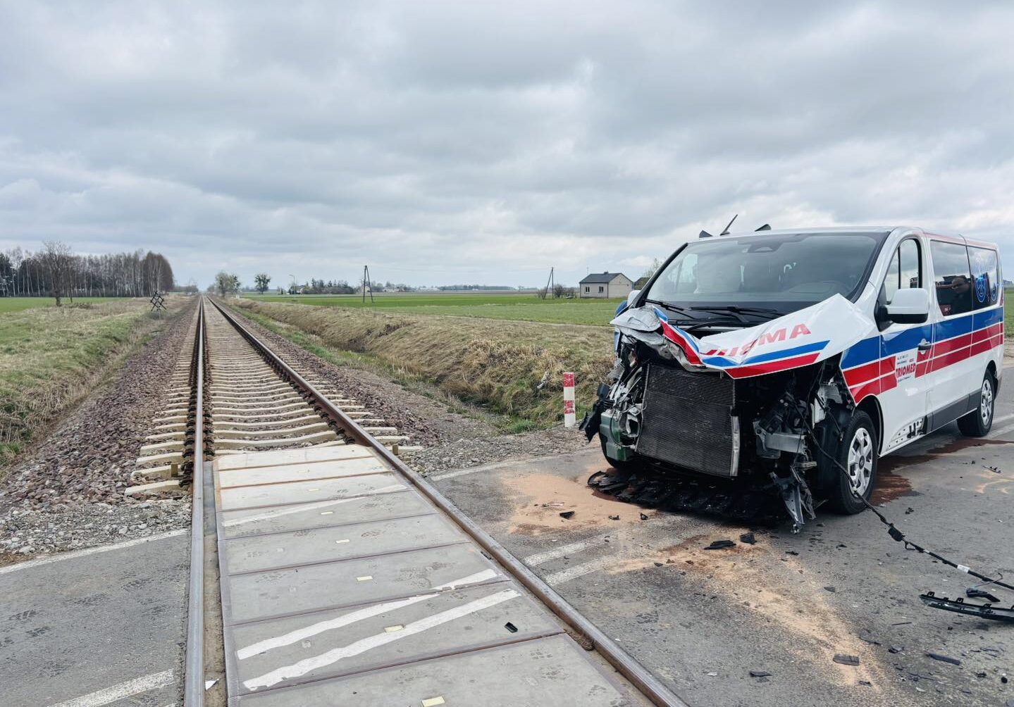 Ambulans wjechał pod szynobus. Dramatyczne chwile na przejeździe kolejowym