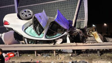 Nocny dramat na węźle Konotopa. Rozbity samochód, zniszczone bariery i walka o życie