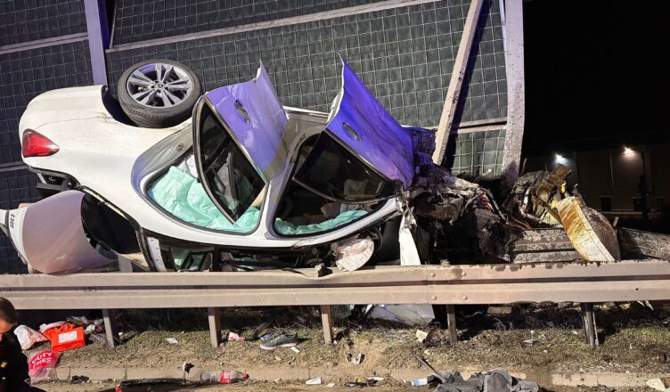 Nocny dramat na węźle Konotopa. Rozbity samochód, zniszczone bariery i walka o życie