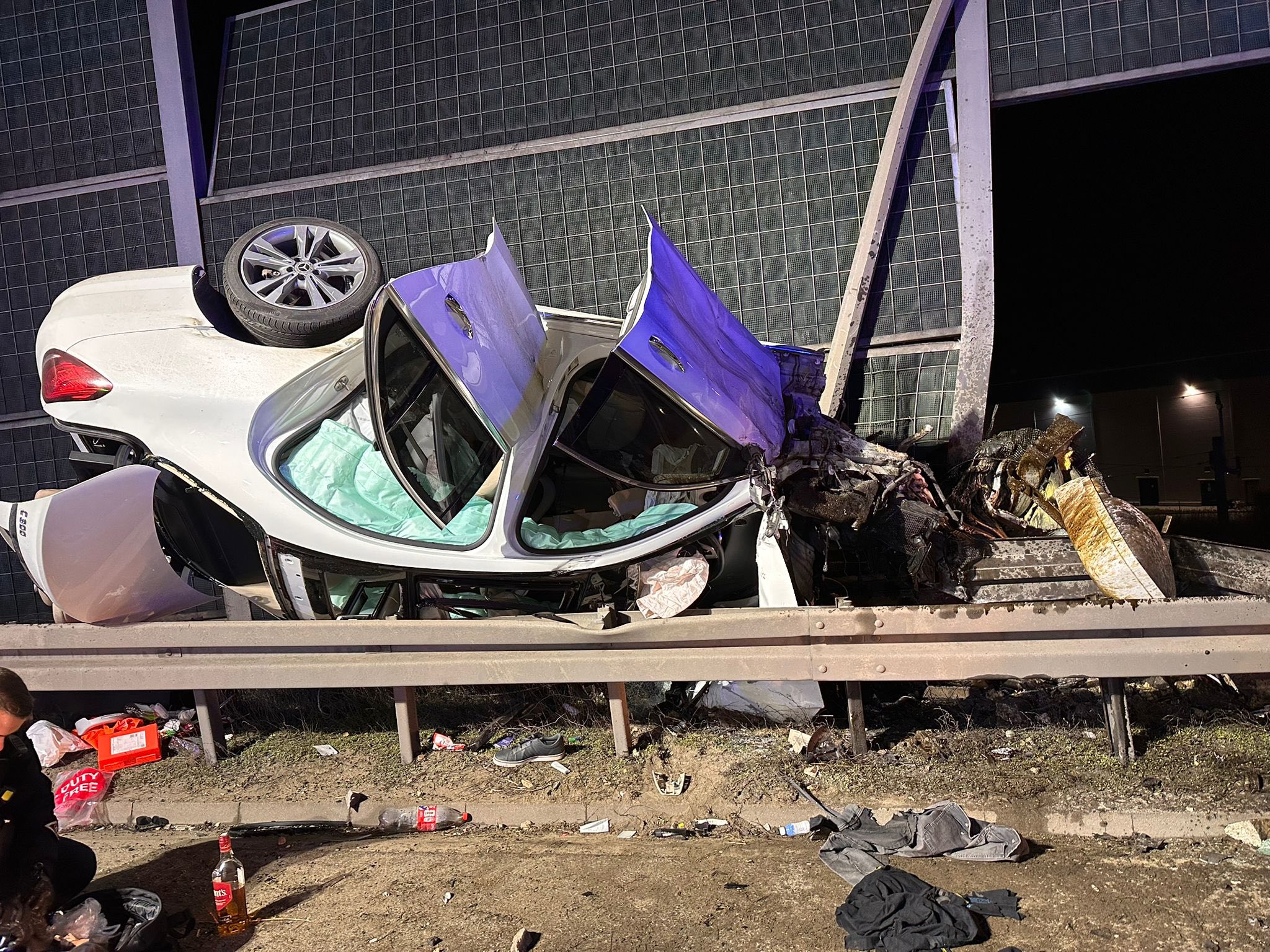 Nocny dramat na węźle Konotopa. Rozbity samochód, zniszczone bariery i walka o życie