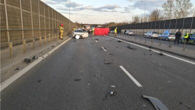 Tragiczny wypadek z udziałem 6 aut. Dwie osoby nie żyją. Policja apeluje do świadków.