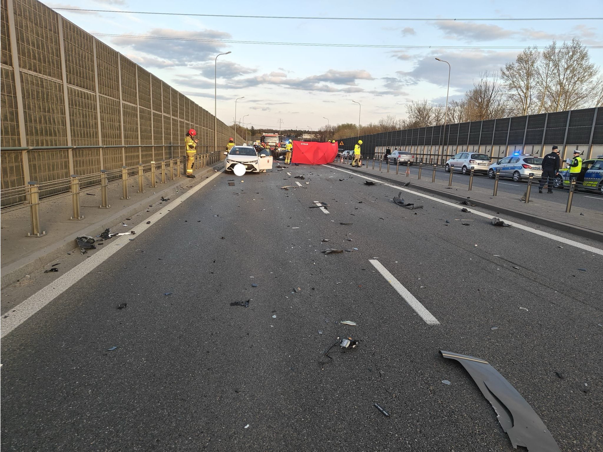 Tragiczny wypadek z udziałem 6 aut. Dwie osoby nie żyją. Policja apeluje do świadków.