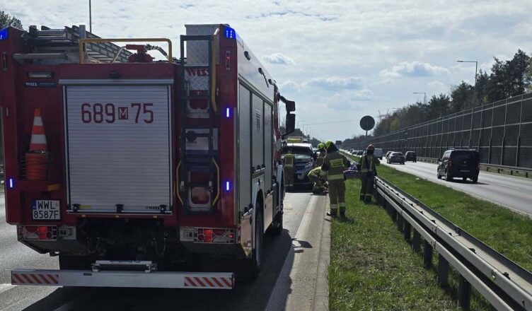 Pożar auta na DW631! Błyskawiczna reakcja kierowcy i świadków zapobiegła tragedii.