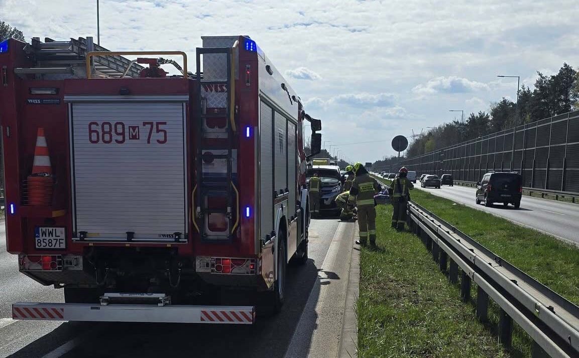 Pożar auta na DW631! Błyskawiczna reakcja kierowcy i świadków zapobiegła tragedii.