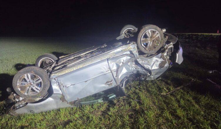 Groźny wypadek na DK62. Dachowanie auta, 19-latek trafił do szpitala 