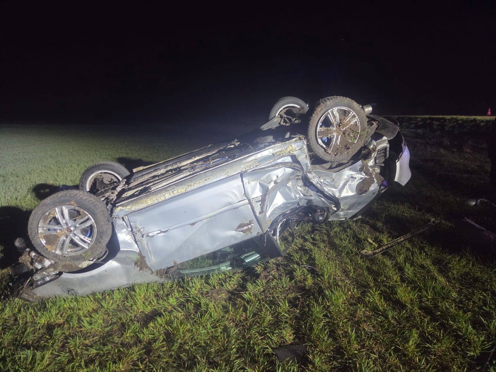 Groźny wypadek na DK62. Dachowanie auta, 19-latek trafił do szpitala 