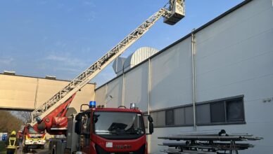 Groźny pożar w hali produkcyjnej! Płomienie objęły system wentylacji