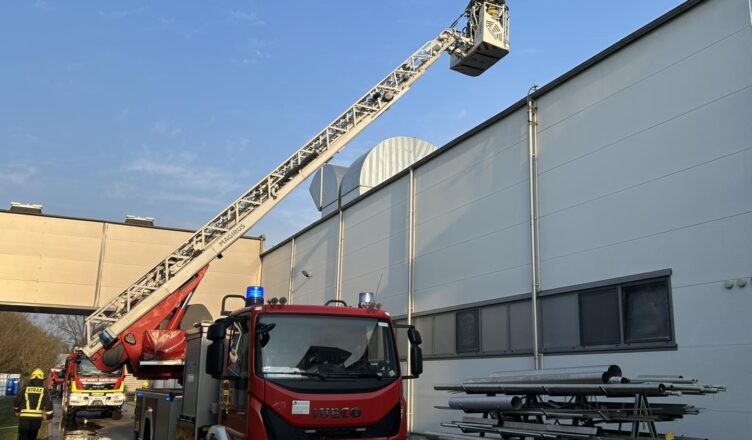 Groźny pożar w hali produkcyjnej! Płomienie objęły system wentylacji