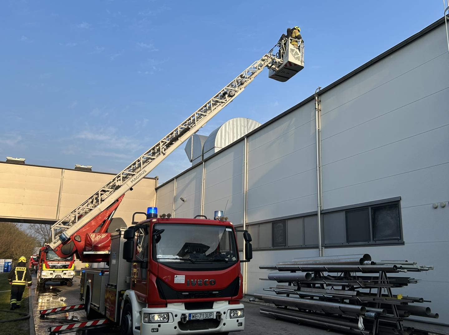 Groźny pożar w hali produkcyjnej! Płomienie objęły system wentylacji