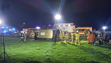 Nocny dramat pod Płońskiem! Bus pełen ludzi wypadł z drogi i przewrócił się na bok.