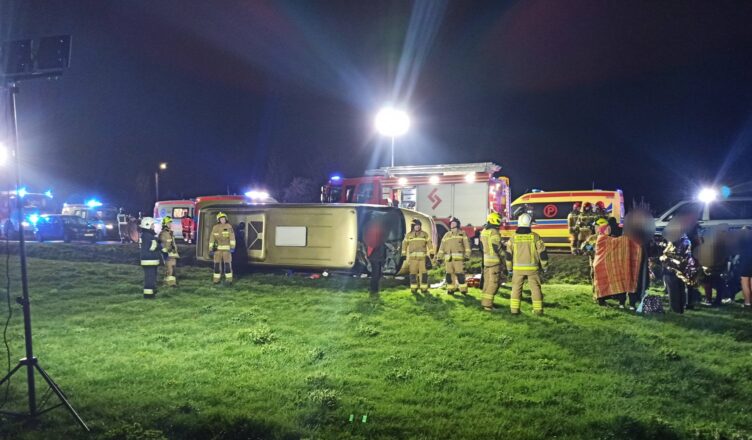 Nocny dramat pod Płońskiem! Bus pełen ludzi wypadł z drogi i przewrócił się na bok.