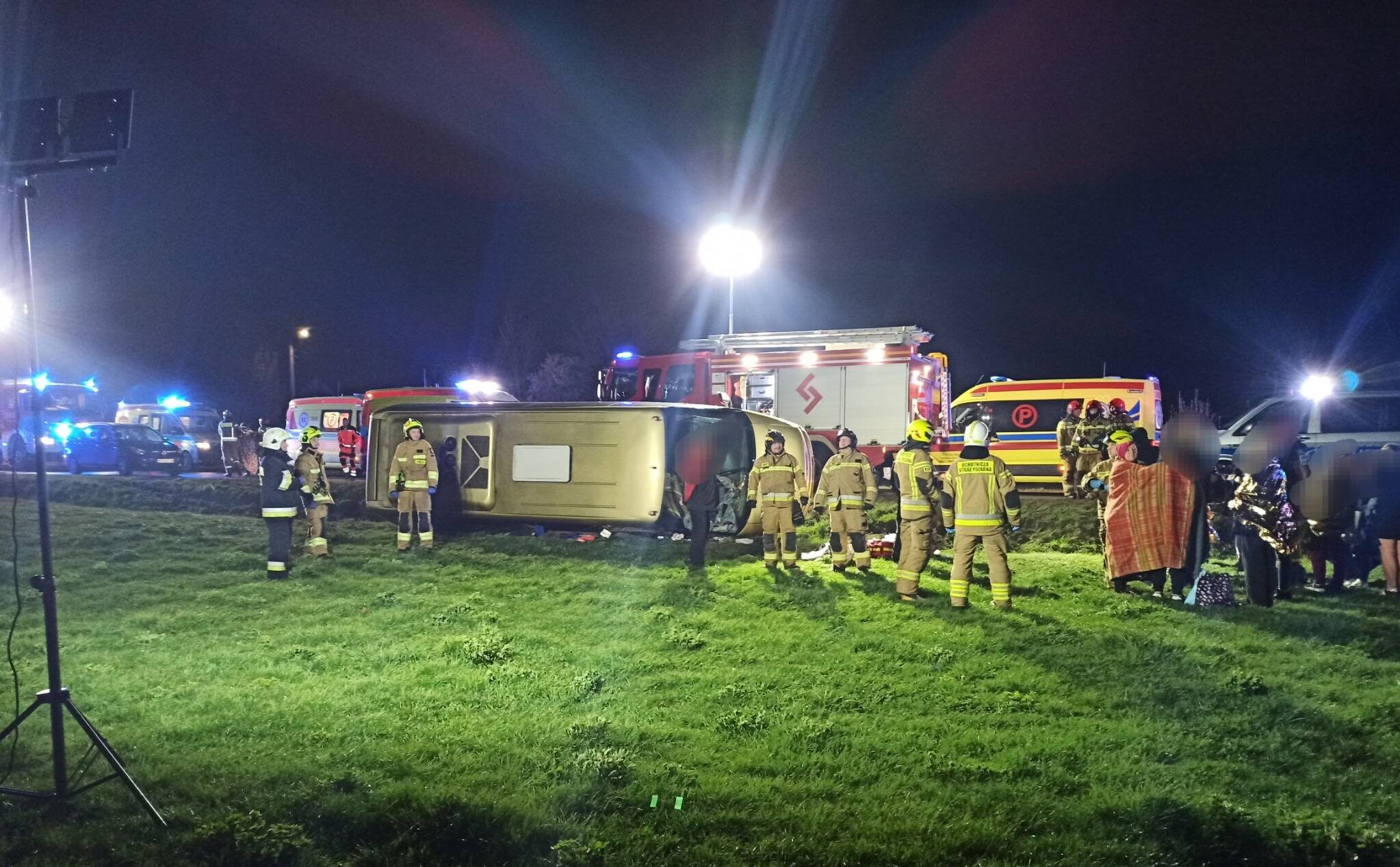 Nocny dramat pod Płońskiem! Bus pełen ludzi wypadł z drogi i przewrócił się na bok.
