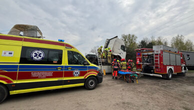 Dramat podczas naprawy ciężarówki! Kabina przygniotła mężczyznę – dramatyczna akcja ratunkowa