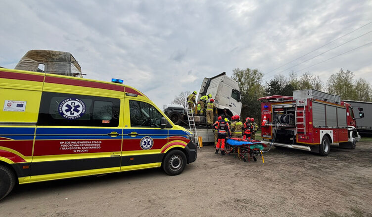 Dramat podczas naprawy ciężarówki! Kabina przygniotła mężczyznę – dramatyczna akcja ratunkowa