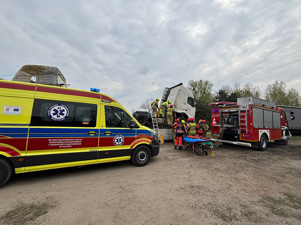 Dramat podczas naprawy ciężarówki! Kabina przygniotła mężczyznę – dramatyczna akcja ratunkowa