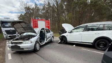 Czołowe zderzenie na krajowej trasie! Kierowca uwięziony w rozbitym aucie, dramatyczna akcja ratunkowa