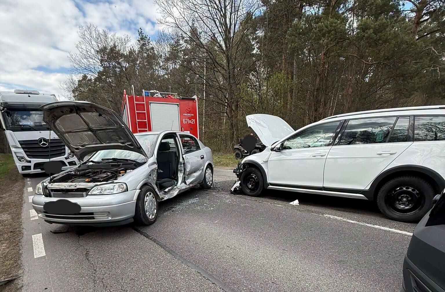 Czołowe zderzenie na krajowej trasie! Kierowca uwięziony w rozbitym aucie, dramatyczna akcja ratunkowa