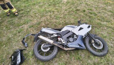 Groźny wypadek motocyklisty! Stracił panowanie na zakręcie i uderzył w ogrodzenie