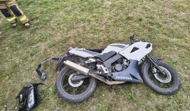 Groźny wypadek motocyklisty! Stracił panowanie na zakręcie i uderzył w ogrodzenie