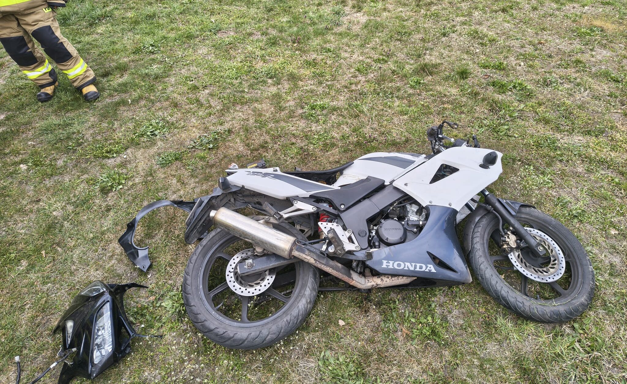 Groźny wypadek motocyklisty! Stracił panowanie na zakręcie i uderzył w ogrodzenie