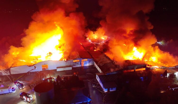 Gigantyczny pożar pod Warszawą! Ogień trawił halę przez 49 godzin. Jedna z najtrudniejszych akcji w historii straży