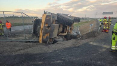 Pijany operator ładowarki wjechał do rowu przy S7. 2,5 promila i jazda „wężykiem” zakończona kraksą