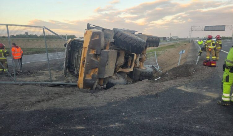 Pijany operator ładowarki wjechał do rowu przy S7. 2,5 promila i jazda „wężykiem” zakończona kraksą