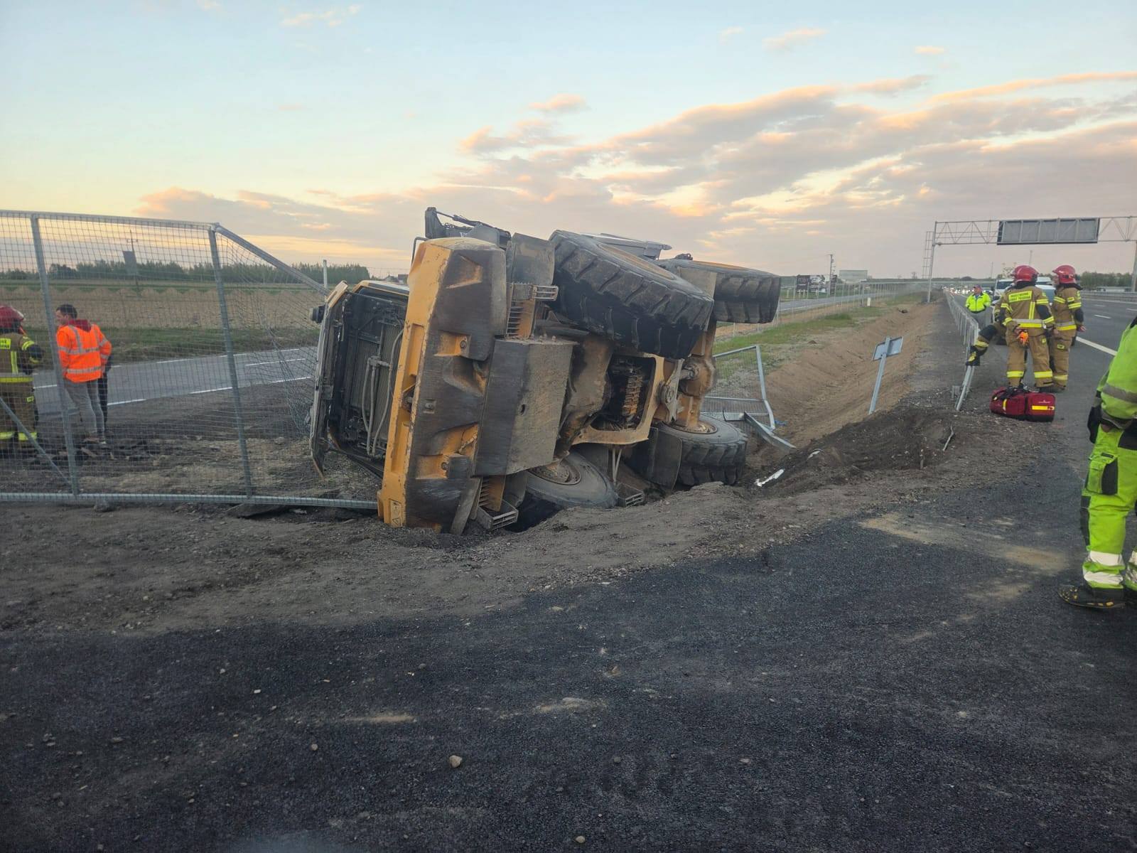 Pijany operator ładowarki wjechał do rowu przy S7. 2,5 promila i jazda „wężykiem” zakończona kraksą