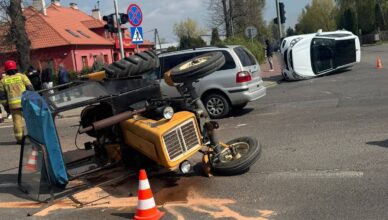 Groźny wypadek na DK50. Ciągnik i auta przewrócone – chaos na skrzyżowaniu