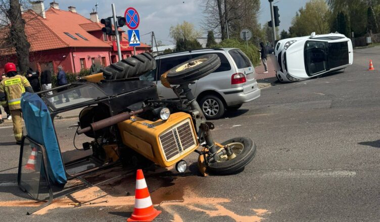 Groźny wypadek na DK50. Ciągnik i auta przewrócone – chaos na skrzyżowaniu