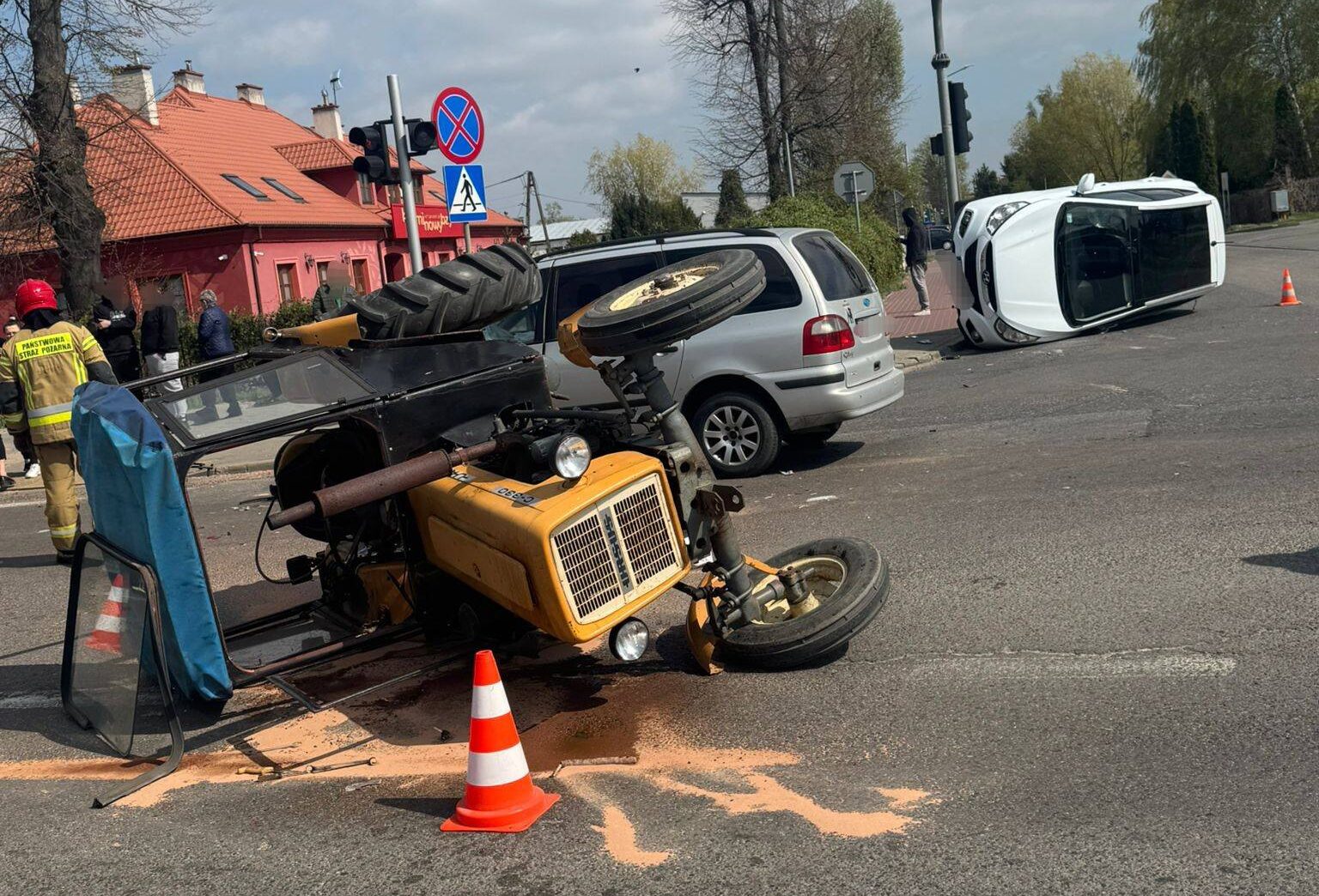 Groźny wypadek na DK50. Ciągnik i auta przewrócone – chaos na skrzyżowaniu