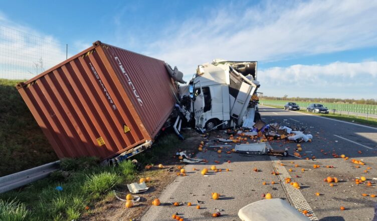 Zderzenie gigantów na S7! Kabina zmiażdżona, kierowca ciężko ranny