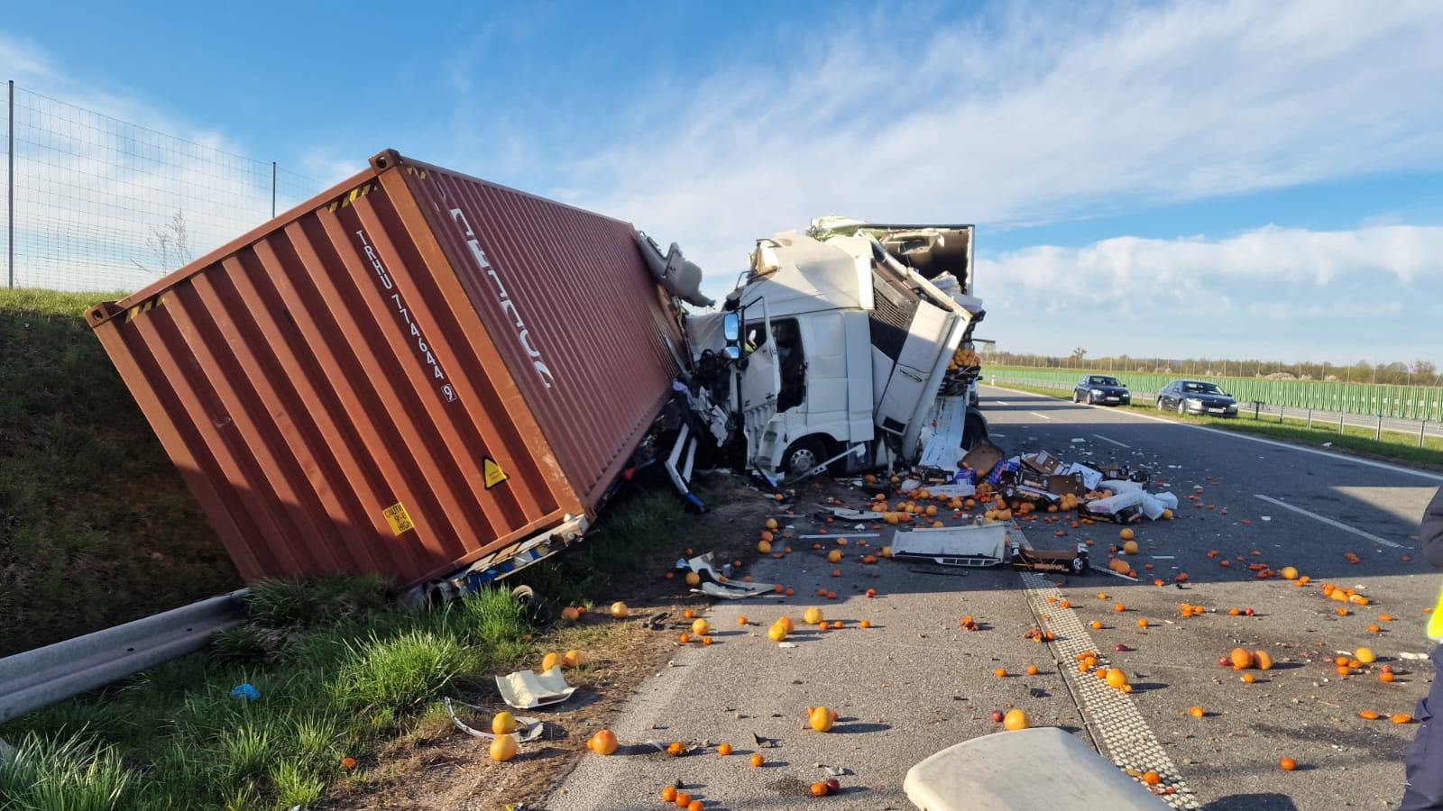 Zderzenie gigantów na S7! Kabina zmiażdżona, kierowca ciężko ranny