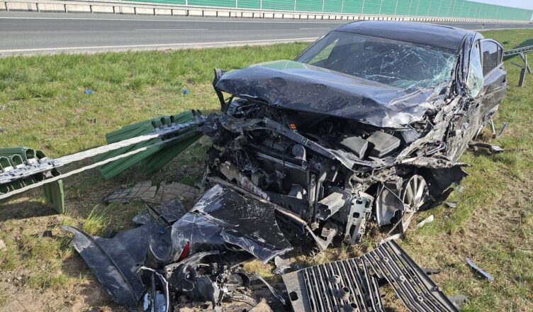 Gwałtowny manewr na S7 i zderzenie z ciężarówką. Wszystko przez przeszkodę na drodze