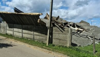 Potężny wiatr zniszczył stodołę. Konstrukcja runęła na sprzęt i drogę – było o krok od tragedii