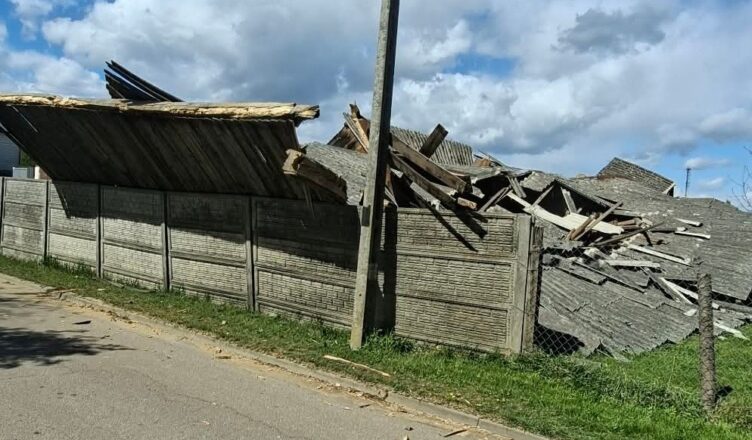 Potężny wiatr zniszczył stodołę. Konstrukcja runęła na sprzęt i drogę – było o krok od tragedii