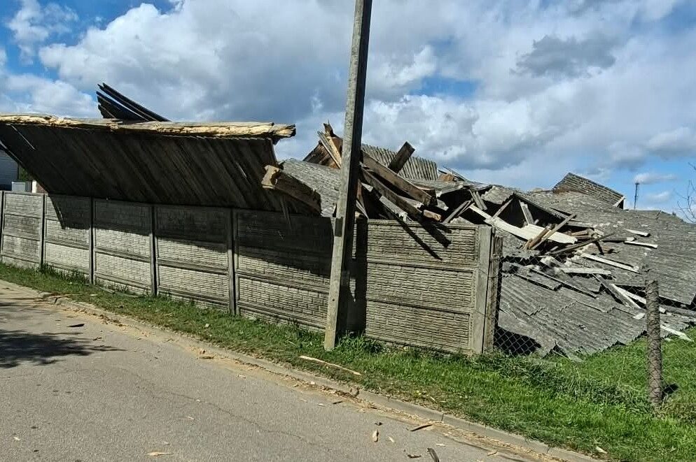 Potężny wiatr zniszczył stodołę. Konstrukcja runęła na sprzęt i drogę – było o krok od tragedii