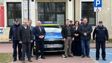 Gmina Jadów dofinansowała zakup nowego radiowozu. Wsparcie trafiło do miejscowego komisariatu