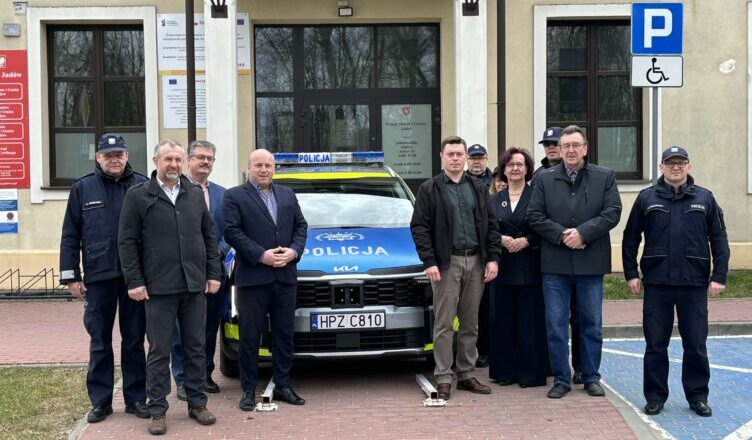 Gmina Jadów dofinansowała zakup nowego radiowozu. Wsparcie trafiło do miejscowego komisariatu
