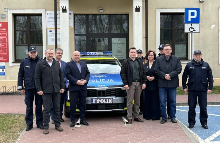 Gmina Jadów dofinansowała zakup nowego radiowozu. Wsparcie trafiło do miejscowego komisariatu