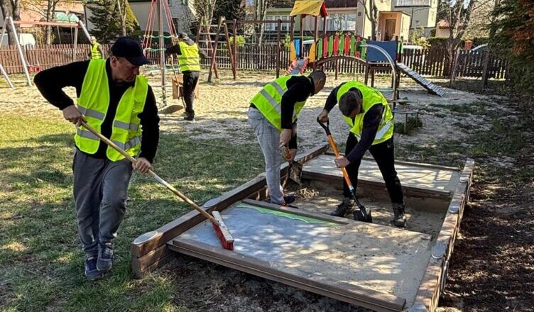 Ząbki - Wiosenne porządki na miejskich placach zabaw