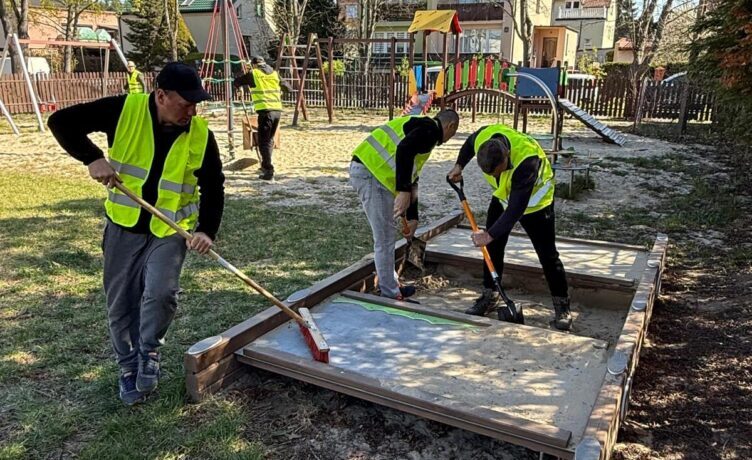Ząbki - Wiosenne porządki na miejskich placach zabaw