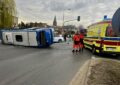 Autobus przewrócony na bok w Markach. Osiem osób rannych po zderzeniu z BMW