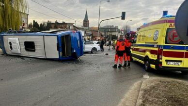 Autobus przewrócony na bok w Markach. Osiem osób rannych po zderzeniu z BMW