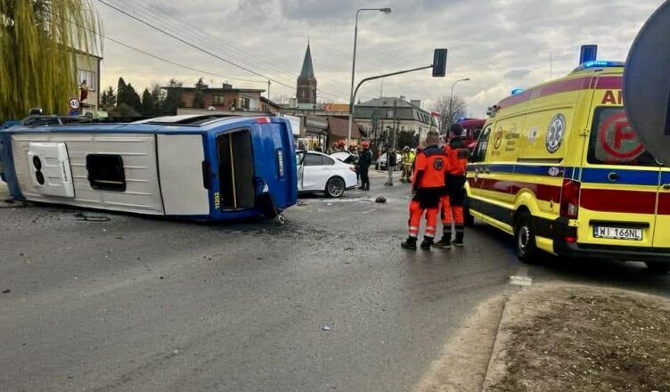 Autobus przewrócony na bok w Markach. Osiem osób rannych po zderzeniu z BMW