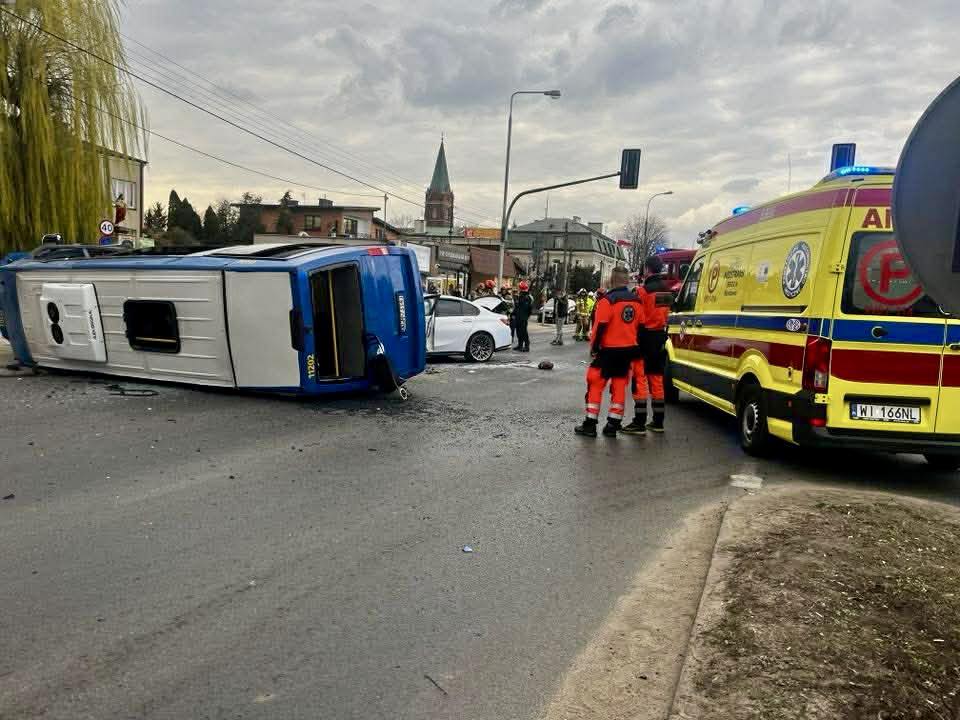 Autobus przewrócony na bok w Markach. Osiem osób rannych po zderzeniu z BMW