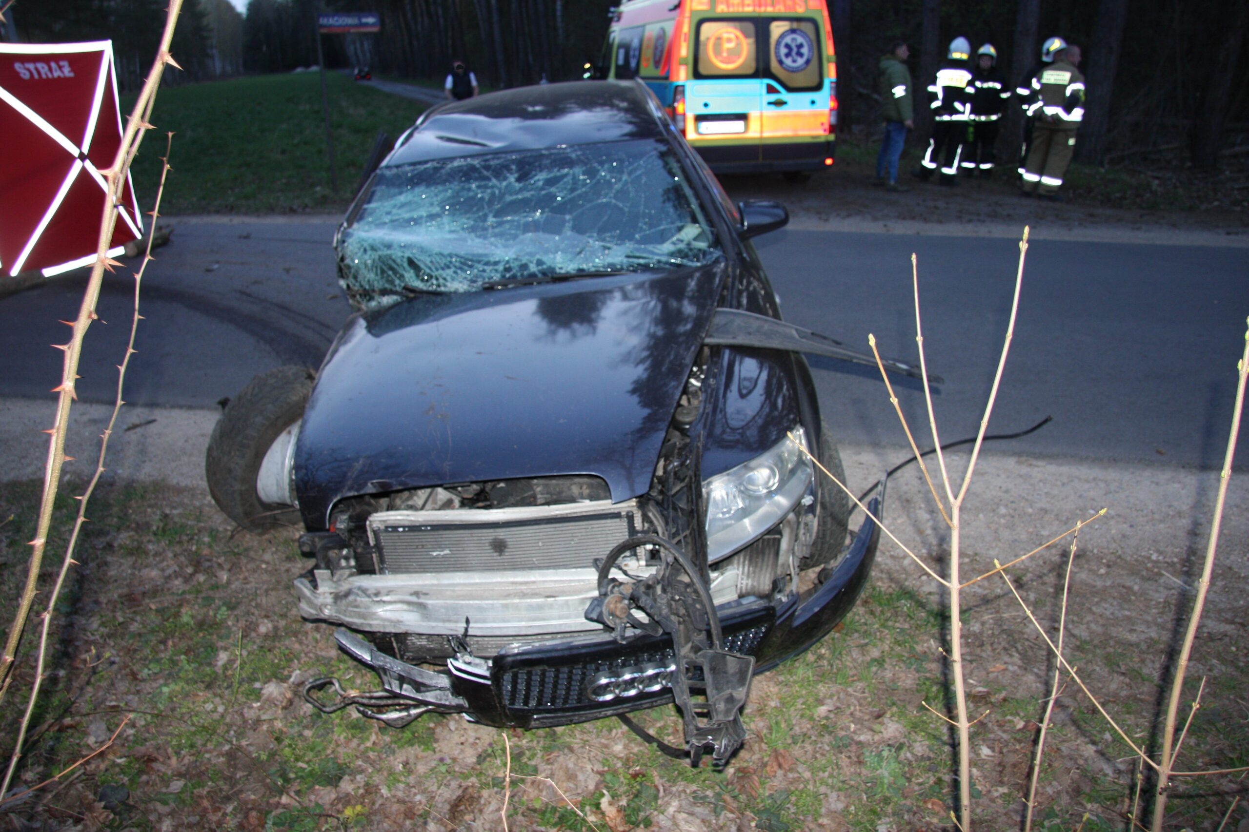 Pędził ponad 180 km/h. Śmiertelny rajd pijanego kierowcy. Audi zmiażdżone, pasażer nie żyje