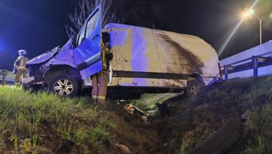 Dramatyczna noc w Karpinie. Rozbity bus w rowie, służby w akcji o świcie